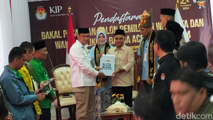 Illiza Saaduddin Djamal-Afdhal Khalilullah saat mendaftar di KIP Banda Aceh (Agus Setyadi/detikcom)