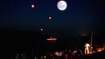 Bola Api Naga, juga dikenal sebagai Lampu Mekong, adalah fenomena alam yang disaksikan di Sungai Mekong di Thailand dan Laos. Saksi mata menyatakan mereka melihat bola merah menyala muncul dari bawah sungai dan ke udara. Hingga saat ini, belum ada penelitian ilmiah yang dapat menjelaskan peristiwa aneh tersebut Foto: Reddit