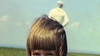 Pada tanggal 23 Mei 1964, Jim Templeton memotret putrinya Elizabeth yang berusia 5 tahun di rawa-rawa Burgh Marsh, Amerika Serikat. Saat fotonya dicetak dari Kodak, terlihat latar belakang yang tampak seperti manusia luar angkasa. Templeton yakin tidak ada orang lain di sana dan baru tahu ada objek aneh setelah fotonya dicetak. Sementara pihak Kodak mengatakan foto ini asli. Foto: Reddit