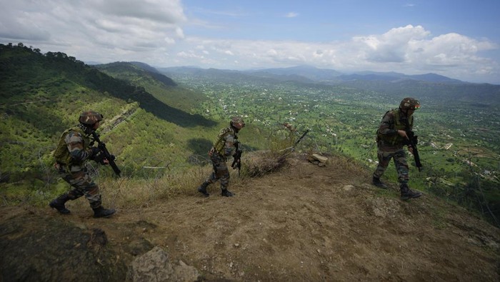 Intip Latihan Militer India di Tengah Maraknya Serangan Pemberontak Indian army soldiers participate in a mock drill along the highly militarized Line of Control that divides Kashmir region between India and Pakistan, in Nowshera sector about 127 kilometers (79 miles) from Jammu, India, Monday, Aug.12, 2024. (AP Photo/Channi Anand)