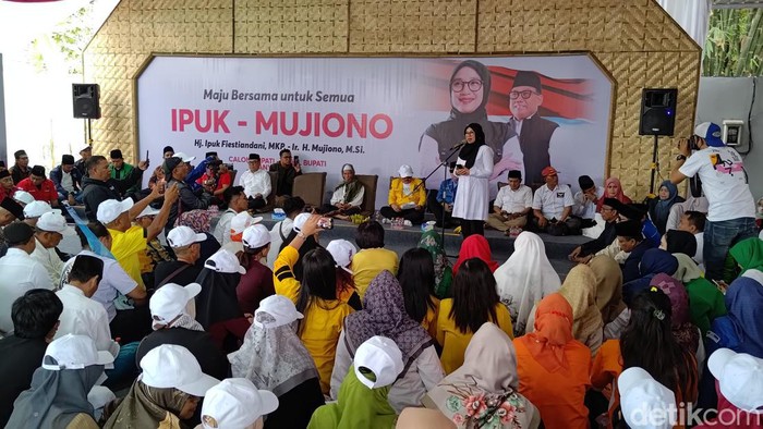 Ipuk-Mujiono menggelar deklarasi pencalonan sebelum pendaftaran ke kantor KPUD Kabupaten Banyuwangi.