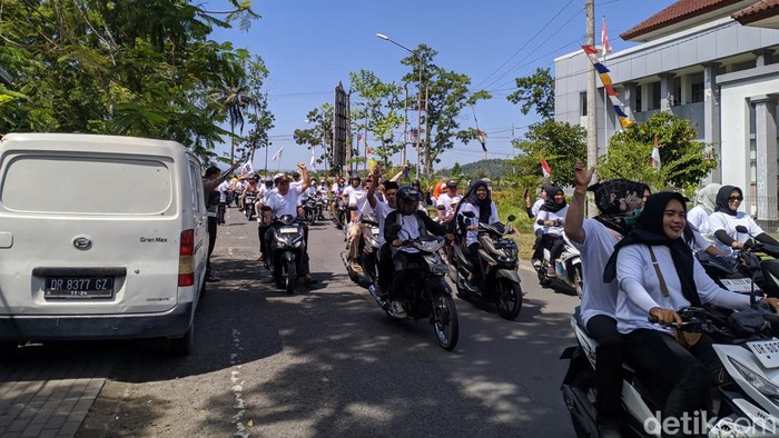 Iringan konvoi motor para pendukung pasangan Lalu Ahmad Zaini dan Nurul Adha saat mendaftar ke KPU Lombok Barat, NTB, Rabu siang (28/8/2024). (Ahmad Viqi/detikBali)