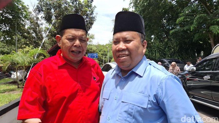 Irving (baju merah) dan Irwan Nasir (baju biru) (Raja Adil Siregar/detikcom)