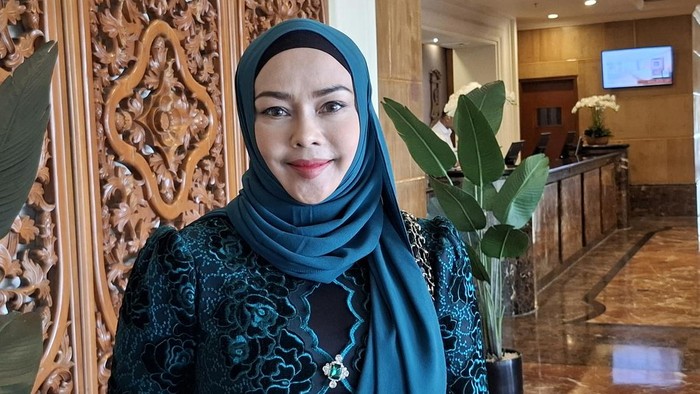 Iyeth Bustami tiba di Pekanbaru. (Raja Adil Siregar/detikSumut)