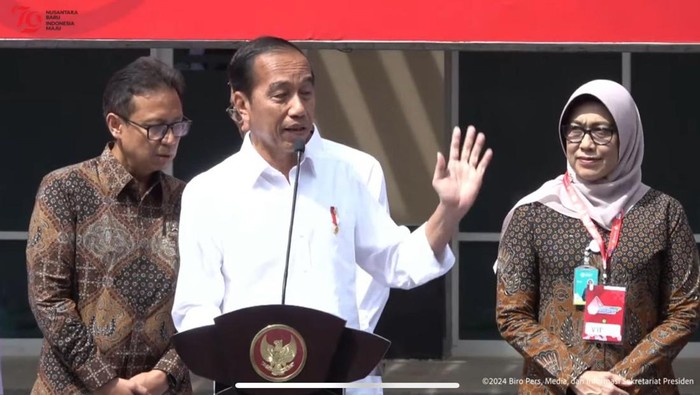 Jokowi meresmikan gedung pelayanan kesehatan ibu dan anak RS Sardjito Yogyakarta.