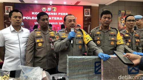 Kapolda Sumbar Irjen Pol Suharyono saat memberikan keterangan ke awak media. (M Afdal Afrianto/detikSumut)