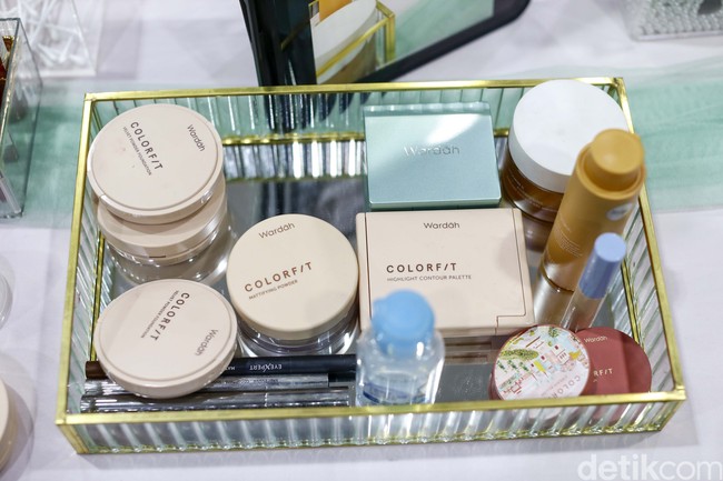 Inilah deretan makeup yang digunakan finalis saat mengikuti kelas makeup bersama Wardah. Foto: Grandyos Zafna.