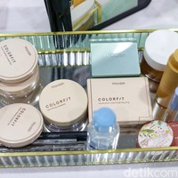 Inilah deretan makeup yang digunakan finalis saat mengikuti kelas makeup bersama Wardah. Foto: Grandyos Zafna.