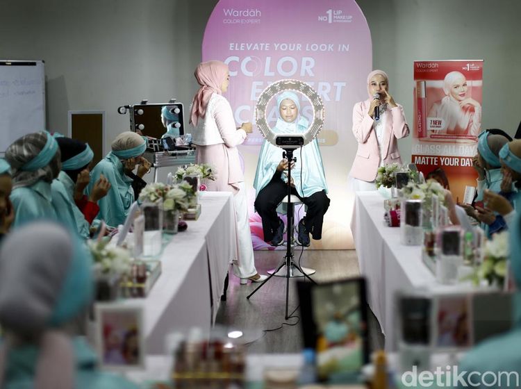 Foto 14 Finalis Emeron Hijab Hunt 2024 Ikuti Kelas Makeup dan Personal Color