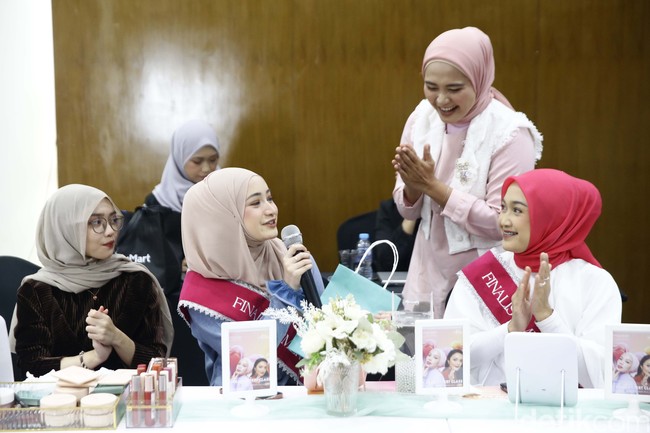Cara untuk menentukan personal color secara akurat menggunakan drap atau kain warna-warni. Kemudian para finalis mulai mengikuti tahapan kelas makeup mulai dari membersihkan wajah terlebih dahulu dan memakai pelembab untuk skin preparation. Foto: Grandyos Zafna.
