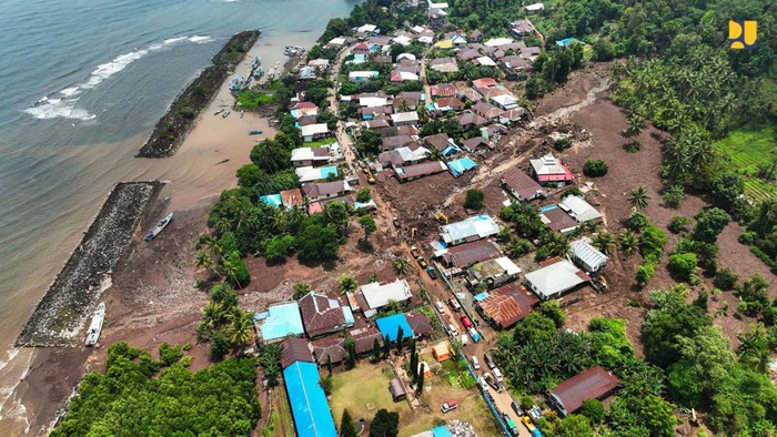 Kementerian PUPR Terjunkan Alat Berat Tangani Kerusakan Infrastruktur di Ternate Kementerian PUPR melakukan upaya tanggap darurat imbas bencana banjir di Kelurahan Rua, Kota Ternate, Maluku Utara. Mereka mengerahkan alat berat.