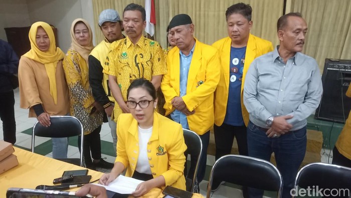 Ketua DPD II Partai Golkar Kota Solo, Sekar Tandjung, saat konferensi pers di Kantor DPD II Partai Golkar Solo, Rabu (28/8/2024) malam.