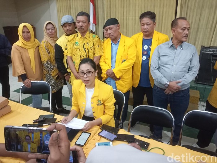 Ketua DPD II Partai Golkar Kota Solo, Sekar Tandjung, saat konferensi pers di Kantor DPD II Partai Golkar Solo, Rabu (28/8/2024) malam.