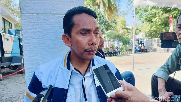 Ketua DPRD Dompu, Andi Bachtiar saat diwawancara wartawan di Kantor KPU Dompu, Rabu (28/8/2024).