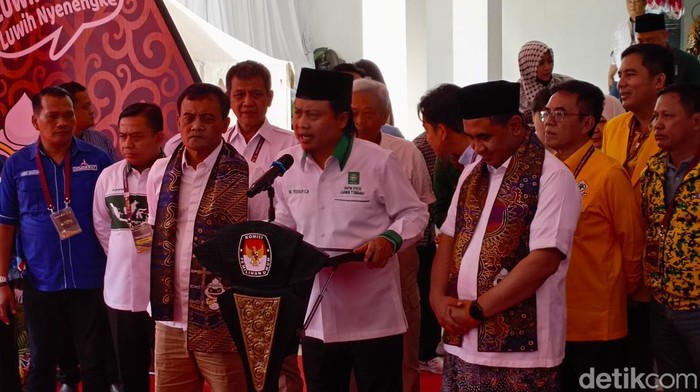 Ketua PKB Jateng Yusuf Chudlori membuka jumpa pers di KPU Jateng, Selasa (28/8/2024).