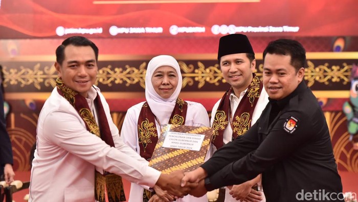 Khofifah-Emil mendaftar di KPU Jatim