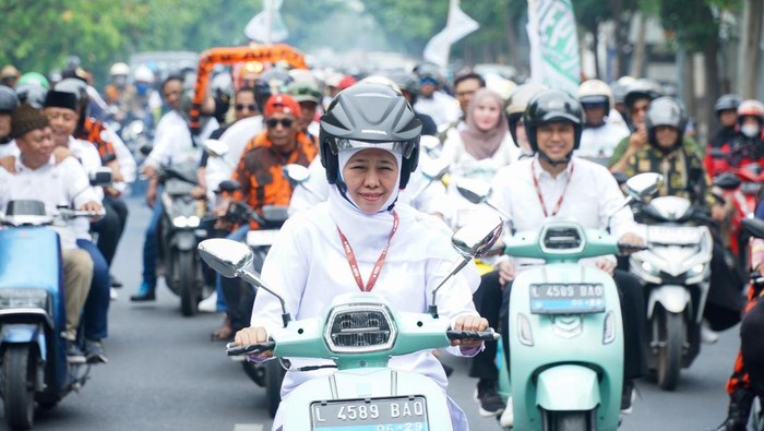 Khofifah-Emil naik motor listrik saat daftar ke KPU Jatim