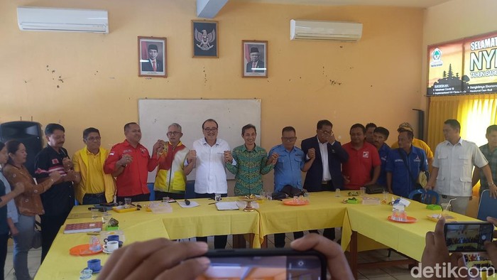KIM Plus mendeklarasikan I Nyoman Gede Sugawa Korry dan Gede Suardana untuk Pilbup 2024 di DPD I Partai Golkar Buleleng, Rabu (28/8/2024). (Made Wijaya Kusuma/detikBali)