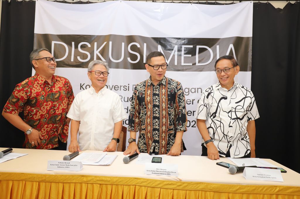(Kiri-Kanan) Ketua Umum Asosiasi Media Luar-griya Indonesia (AMLI), Fabianus bernadi, Ketua Badan Musyawarah Regulasi Dewan Periklanan Indonesia (DPI), Hery Margono, dan Ketua Kebijakan Publik Apindo, Sutrisno Iwantono. (Dok. Istimewa)