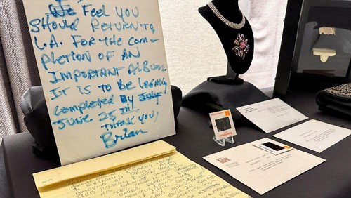 Barang-barang koleksi langka dari dunia musik dan film, termasuk cincin emas milik Elvis Presley dan surat yang ditulis oleh Beach Boy Brian Wilson, akan dilelang akhir pekan ini.