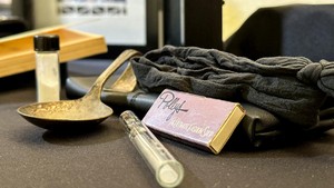 Alat peraga obat-obatan dari film Gia yang digunakan oleh Angelina Jolie. Lelang Artifacts of Hollywood & Music dari Kruse GWS Auctions menampilkan hampir 400 lot, dengan barang-barang dari Prince, Aaliyah, dan Abigail Folger, pewaris kopi yang menjadi korban pembunuhan Manson. Lelang daring tersebut akan disiarkan langsung dan berlangsung pada hari Sabtu, 31 Agustus.