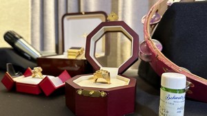 Perhiasan dan botol pil Elvis Presley dipajang sebelum penjualan Artifacts of Hollywood & Music oleh GWS Auctions, di New York City, New York, AS. Di antara lot teratas terdapat beberapa barang milik Presley, termasuk mikrofon dari tempat tinggal artis tersebut di Las Vegas, botol pil bertanda Maret 1977, dan dua cincin emas unik, yang diperkirakan akan terjual seharga $35.000 hingga $60.000.