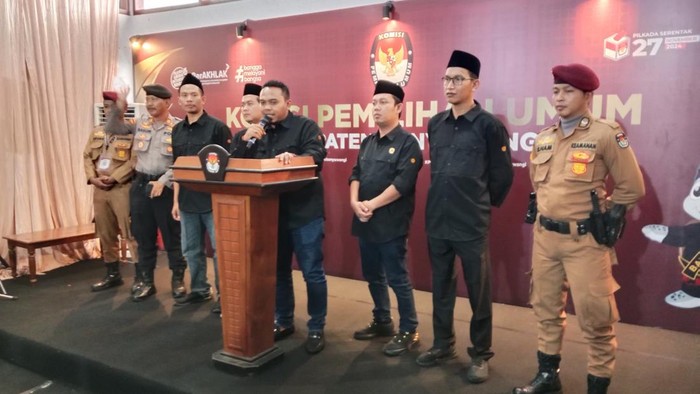 Komisioner KPUD Banyuwangi usai menerima berkas dari dia Bakal Calon kepala daerah dan wakil Kepala Daerah kabupaten Banyuwangi