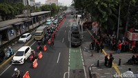 Saat ini ruas jalan di depan KPUD di persempit dan pengamanan diperketat.
