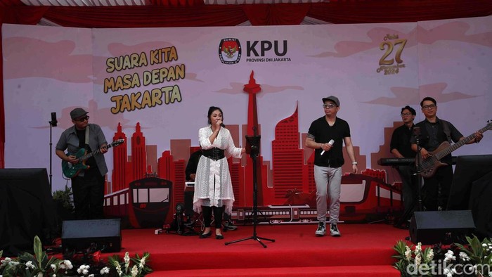 Dua pasangan calon Pilgub DKI Jakarta akan mendaftar ke KPU DKI Jakarta hari ini. Begini kondisi terkini di gedung KPUD Jakarta.