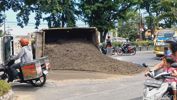 Kondisi truk pasir yang terguling di Jalan Adi Sucipto, Solo, Kamis (28/8/2024).