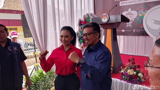 Kris Dayanti naik jip daftar ke KPU Kota Batu