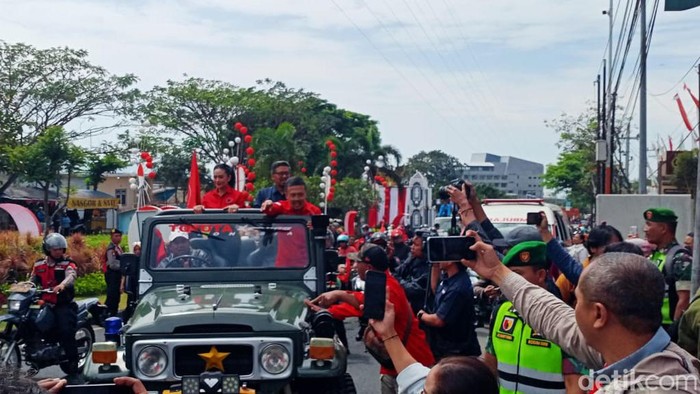 Kris Dayanti naik jip daftar ke KPU Kota Batu