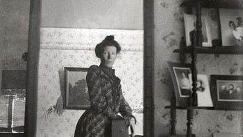 Seorang wanita mengambil jepretan selfie pada tahun 1900. Kamera awal yang dia pegang harganya USD 1, mahal untuk saat itu. Foto: Historyfeels via Boredpanda