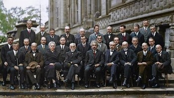 Ketika orang-orang pintar berada dalam satu frame foto. Tujuh belas dari mereka adalah pemenang hadiah Nobel. Foto: Historyfeels via Boredpanda