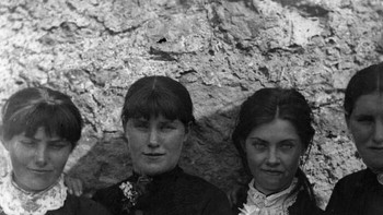 The Ohalloran Sisters, berbekal tongkat dan air mendidih, melawan petugas yang mengusir keluarga mereka selama Perang Tanah Irlandia tahun 1889. Foto: Historyfeels via Boredpanda