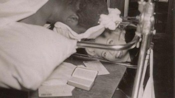 Marilyn Monroe mengunjungi pasukan Amerika yang terluka di Jepang pada Tahun 1954. Punggungnya patah dan harus selalu dalam posisi tertelungkup selama perawatan. Foto: Historyfeels via Boredpanda