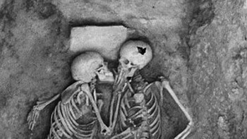 The Hasanlu Lovers adalah pasangan yag meninggal sekitar 800 SM dan ditemukan pada tahun 1972. Mereka meninggal dalam posisi pelukan dan ciuman, dan tetap seperti itu selama 2800 tahun. Foto: Historyfeels via Boredpanda