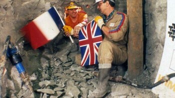 Ketika kedua sisi Eurotunnel, terowongan bawah laut antara Inggris dan Prancis, pertama kali bertemu pada tahun 1990. Foto: Historyfeels via Boredpanda