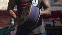 Tali-tali tersebut telah dilarang di beberapa daerah padat penduduk di Brasil, termasuk Rio, tetapi hal itu tampaknya tidak mengganggu para pria yang beradu layang-layang di atas Ipanema; memang, beberapa dari mereka yang melanggar hukum adalah polisi. Beberapa dari mereka menyebut layang-layang sebagai terapi mereka. Layang-layang memiliki sejarah panjang di Brasil dan sangat populer di favela Rio, lingkungan miskin yang sering kali bergantung pada pegunungan yang menghadap dan mengelilingi kota, tempat industri rumahan menggunakan bambu dan kertas tisu untuk memproduksi layang-layang.
