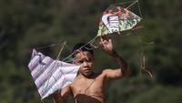 Pertarungan layang-layang telah menyebabkan cedera yang mengerikan dan bahkan kematian. Kini sebuah undang-undang sedang dibahas di Kongres Brasil, berupaya untuk melarang pembuatan, penjualan, dan penggunaan tali setajam silet di seluruh negeri, dengan pelanggar menghadapi hukuman satu hingga tiga tahun penjara dan denda yang besar.
