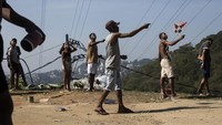 Dua kelompok pria berdiri di atas atap yang berseberangan di lereng bukit yang menghadap ke pantai Ipanema di Rio de Janeiro, saling mengejek. Itu adalah pertarungan jantan antara lawan yang menggunakan senjata yang tidak biasa — layang-layang. Pada pagi bulan Juli ini di lingkungan miskin, mereka menggunakan tali layang-layang yang kencang dan tajam — yang dikenal sebagai cerol dalam bahasa Portugis — untuk memotong tali lawan mereka, merobek layang-layang mereka dari langit.