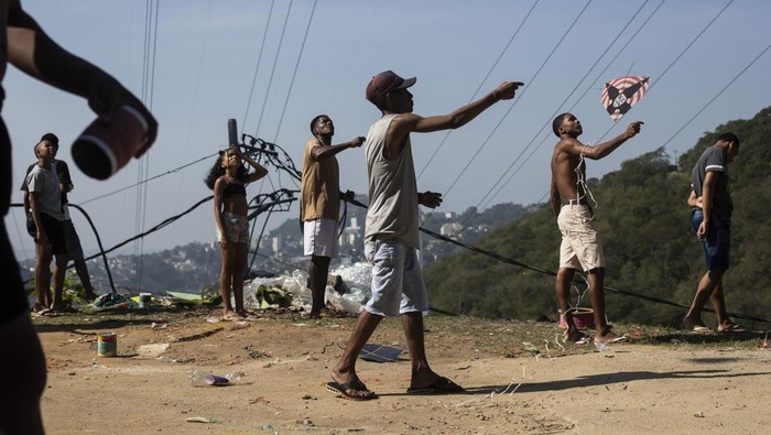 Layangan Picu Perdebatan, Kongres Brasil Turun Tangan Siapkan Aturan Residents of the Turano favela fly kites during a festival in Rio de Janeiro, Sunday, July 7, 2024. (AP Photo/Bruna Prado)