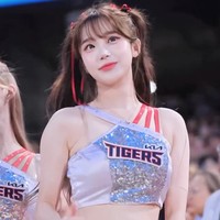 Bahkan sejumlah idol KPop telah melirik sang cheerleader dan mengikuti joget Lee Ju Eun yang viral. Sebut saja Sullyoon NMIXX, Hyeri, juga Rora dan Rami BABYMONSTER. Foto: dok. Instagram @my._.chuuu