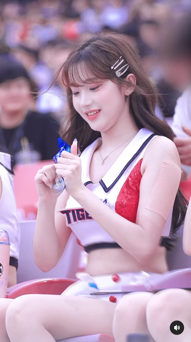 Videonya kerap muncul di YouTube Shorts, Instagram Reels, hingga TikTok. Secara khusus, netizen menyorot bagaimana Lee Ju Eun terburu-buru berdiri dari kursinya setelah merias wajah. Jogetnya dikenal sebagai Pikki Pikki Dance. Foto: dok. Instagram @my._.chuuu