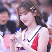 Videonya kerap muncul di YouTube Shorts, Instagram Reels, hingga TikTok. Secara khusus, netizen menyorot bagaimana Lee Ju Eun terburu-buru berdiri dari kursinya setelah merias wajah. Jogetnya dikenal sebagai Pikki Pikki Dance. Foto: dok. Instagram @my._.chuuu