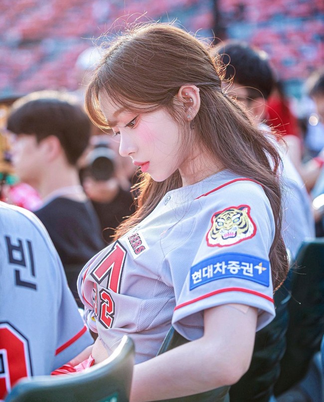 Unggahan Instagram Lee Ju Eun pun ramai dikomentari netizen Indonesia yang kecanduan dengan jogetnya. “Mba kamu viral banget loh😭😭😭😭” “Love from Indonesian people,” “muncul lagi nih tarian ngek ngek nguk ngek ngek nguk,” “lewat mulu ampe hapal.” Foto: dok. Instagram @my._.chuuu