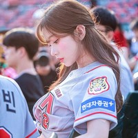 Unggahan Instagram Lee Ju Eun pun ramai dikomentari netizen Indonesia yang kecanduan dengan jogetnya. “Mba kamu viral banget loh😭😭😭😭” “Love from Indonesian people,” “muncul lagi nih tarian ngek ngek nguk ngek ngek nguk,” “lewat mulu ampe hapal.” Foto: dok. Instagram @my._.chuuu