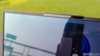 Untuk keamanan, laptop ini mendukung Windows Hello melalui pengenalan wajah dari kamera depan, serta dilengkapi dengan software Lenovo Vantage yang memungkinkan Anda mengelola pengaturan sistem dengan mudah. Foto: Rizqy Nur Amalia/detikINET