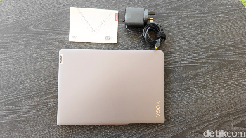 Lenovo Yoga Slim 7i datang bersama kabel charging dan buku manual Foto: Rizqy Nur Amalia/detikINET