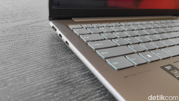 Laptop ini juga dilengkapi dengan berbagai port penting, termasuk dua port USB-C, satu port USB-A, HDMI, dan slot kartu microSD, memastikan Anda tetap terhubung dengan perangkat eksternal yang diperlukan. Foto: Rizqy Nur Amalia/detikINET